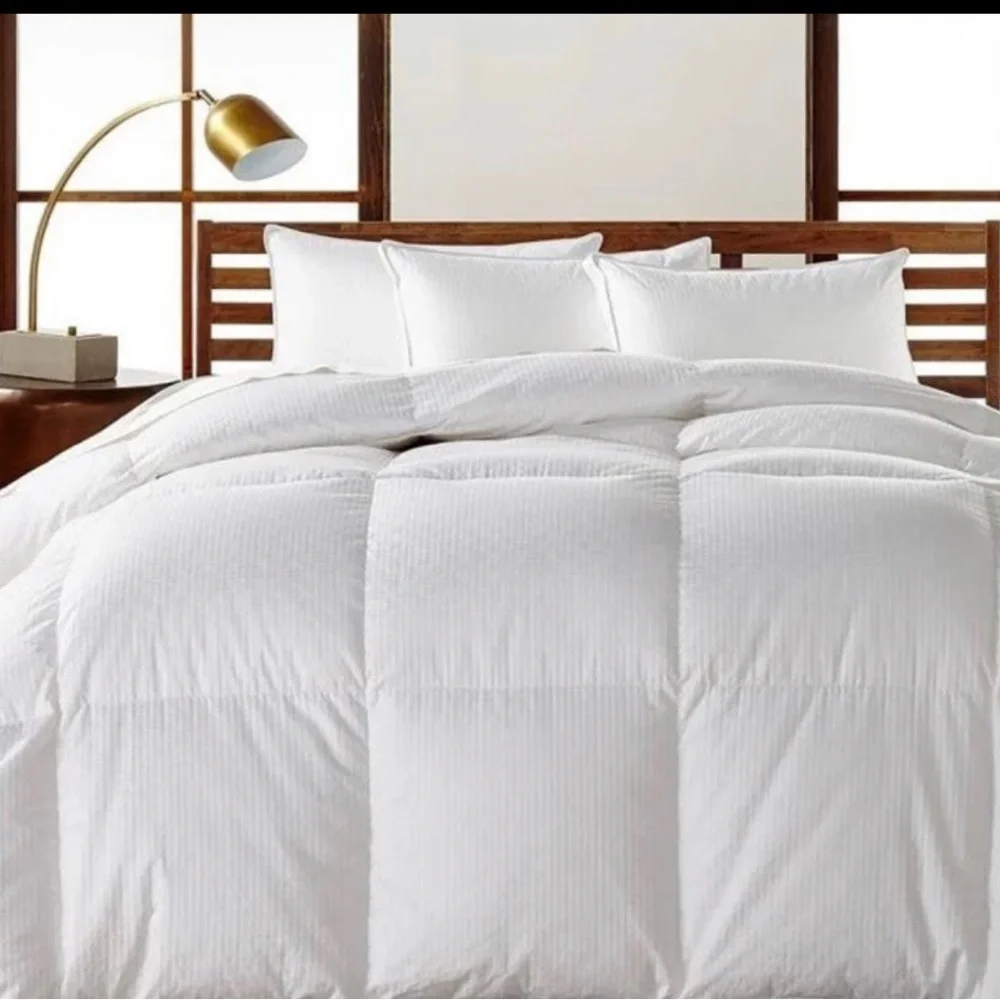 Hotel Collection Goose down comforter medium Weight queen used